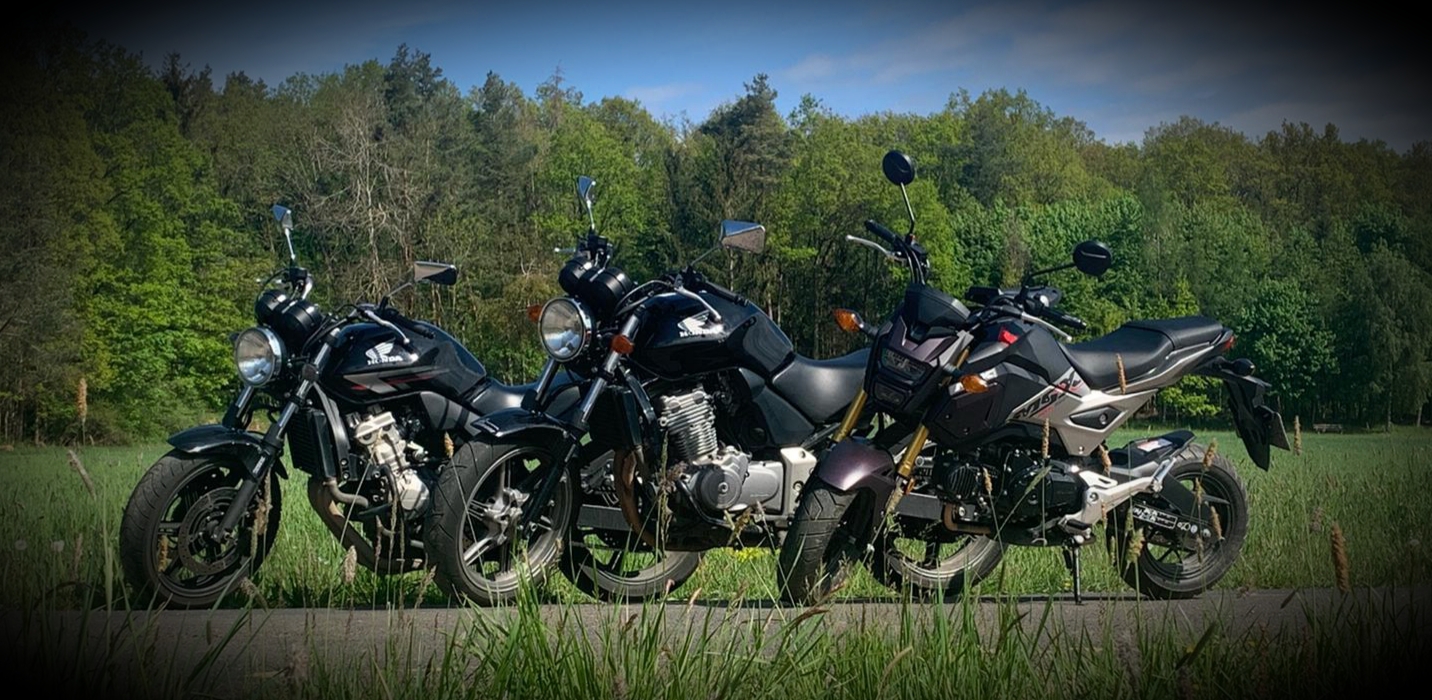 Diverse Motorräder seitlich